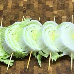 Пекинская капуста на шпажках. Я была удивлена, когда кума приготовила это блюдо. Теперь готовлю ее каждый день - Скатерть-Самобранка - медиаплатформа МирТесен