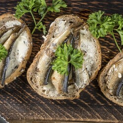 8 вкусных бутербродов со шпротами, которые станут вашими любимыми