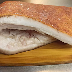 Взяли тонкое сало и кладем внутрь начинку. За 3 часа получился деликатесный мясной рулет