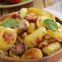 Картошка с луком, запеченная в духовке: понравится всем и каждому