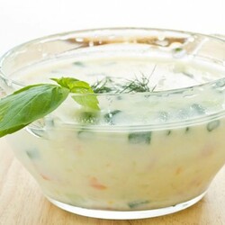 Соус с кефиром и огурцом. Кефирный соус рецепт. Острый соус из кефира с добавлением томатной пасты