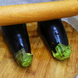 Жарим баклажаны вкуснее мяса: сначала мнем скалкой, а потом быстро жарим и они тают во рту