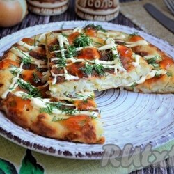 Луковый пирог на сковороде - 8 пошаговых фото в рецепте