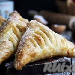 Слойки с яблоком и творогом - 11 пошаговых фото в рецепте