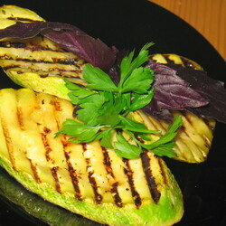 Кабачки, запеченные на гриле.