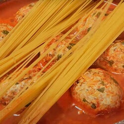 Макароны не варим отдельно, а добавляем на сковороду поверх тефтелей. Мясное и гарнир готовы разом - Steak Lovers - медиаплатформа МирТесен