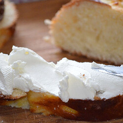 Смешиваем литр молока с кефиром: за 15 минут сделали настоящий сыр Филадельфия на замену маслу