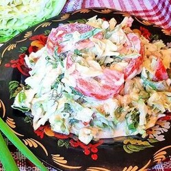Салат из МОЛОДОЙ КАПУСТЫ с помидорами и сыром - Вкусные рецепты - медиаплатформа МирТесен