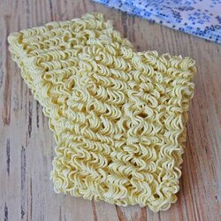 Попробовала в гостях салат с Роллтоном — даже не думала что будет такой вкусный - Вкусные рецепты - медиаплатформа МирТесен