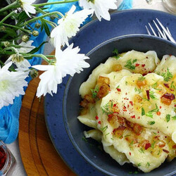 Мешаем тесто с салом, делаем галушки с луком - Steak Lovers - медиаплатформа МирТесен