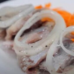 Соленая селедка в банках. Этот рецепт родом с севера. Свекровь поделилась со мной этим удачным способом - Скатерть-Самобранка - медиаплатформа МирТесен