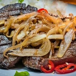 Печень жареная с луком и яблоками - Четыре вкуса - медиаплатформа МирТесен