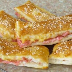 Выпечка из слоёного теста с колбасой и сыром. Закуска, которая впечатляет простой гениальностью - Кулинарные рецепты