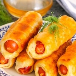 Сосиски в слоеном тесте: сытная закуска на сковороде