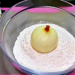 Добавляем в тесто лука столько же, сколько муки. Лепешки получаются словно с начинкой - Steak Lovers - медиаплатформа МирТесен