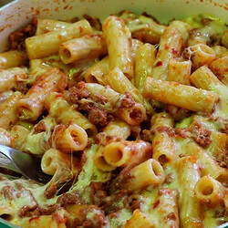 Открыли для себя макароны по-флотски заново. В основе рожки и фарш, но готовим слоями