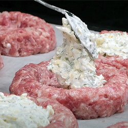 Сделать любые котлеты сочными проще простого: проблему решают масло и сыр сверху. Делимся