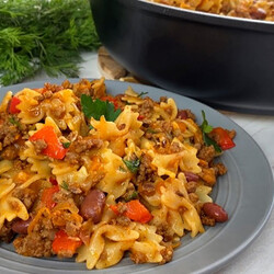 Вместо простой варки макарон тушим их на сковороде поверх мяса. Вкус пропитывает тесто насквозь