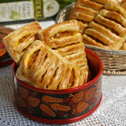 Слоёные пирожки с морковью