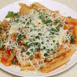 Высыпаем сухие макароны на сковороду: смешали с курицей и сразу на стол - Steak Lovers - медиаплатформа МирТесен