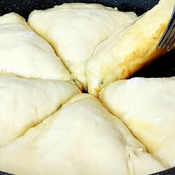 Кефирные треугольники на обычной сковороде: жарятся в минуты и разом заменяют хлеб, и пирог - БУДЕТ ВКУСНО!                                             - 18 ноября                                             - 43513304221 - Медиаплатформа МирТесен