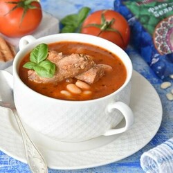 Томатный суп с белой фасолью и тунцом. Ингредиенты: бульон, тунец консервированный, фасоль белая - БУДЕТ ВКУСНО! - медиаплатформа МирТесен