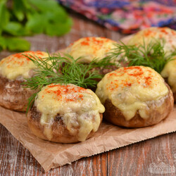 Фаршированные шампиньоны с фаршем и сыром - Совет да Еда