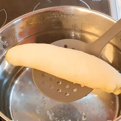 Просто опустите хлеб в кипяток перед выпечкой: лайфхак для хрустящего багета