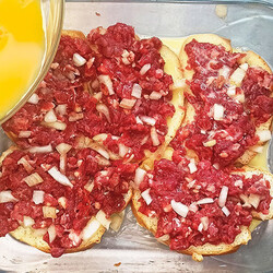 Берем немного фарша и хлеба, заливаем яйцами и получаем завтрак, которого хватит на весь день