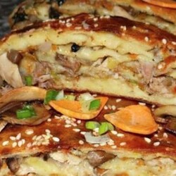 Детей от тарелок не оттянуть: Картофельный рулет с грибами и курицей - Вкусные рецепты - медиаплатформа МирТесен