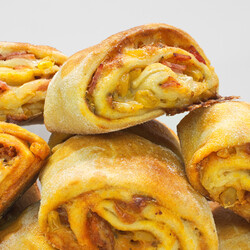 Пицца в форме ролла "Улитки с сосисками": пошаговый рецепт