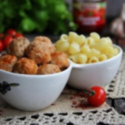 Фрикадельки в сметанно-томатном соусе на сковороде