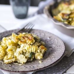 Запеченные макароны с кабачками и сыром