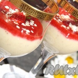 Смузи с клубникой, бананом и йогуртом - 4 пошаговых фото в рецепте