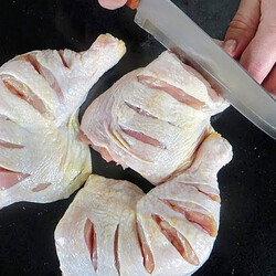 Превращаем обычные куриные окорочка в шашлык на сковороде: маринуем, а потом жарим на луке