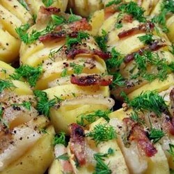 Картошка-гармошка в духовке: и сытный ужин, и гостям подать не стыдно - Вкусные рецепты - медиаплатформа МирТесен