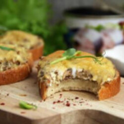 Бутерброды с сайрой и яйцами в духовке