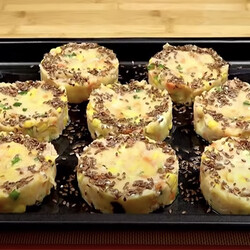 Используем пюре как основу для запеканки. Смешиваем с консервами и ставим в духовку