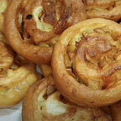 Делаем с виду обычные «плюшки», но потом прокладываем тесто яблоками и получаем сочный десерт к чаю