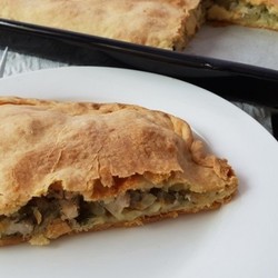 Сытный пирог с курицей и луком