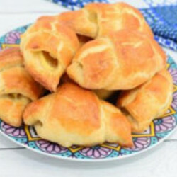 Рогалики с яблоками из слоёного теста