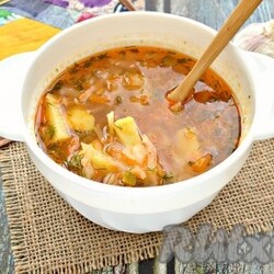 Щи с солёными огурцами и свежей капустой