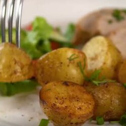 Молодая картошка с чесноком и зеленью - Четыре вкуса - медиаплатформа МирТесен