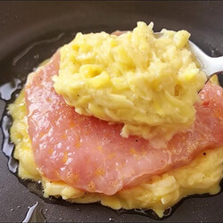 Готовим мясо между слоями пюре. Гарнир и главное блюдо на одной тарелке