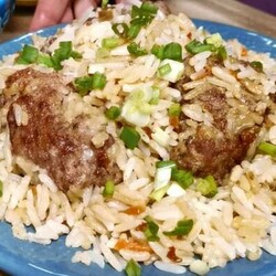 Насыпаю рис в котлеты и заливаю водой