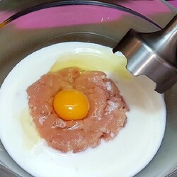 Взбиваем фарш с кефиром и жарим как оладьи: за 10 минут получили замену котлетам