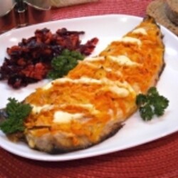 Скумбрия, запеченная с луком и морковью в духовке