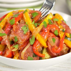 Быстрое рагу из сладкого перца с колбасками: понадобится всего 20 минут