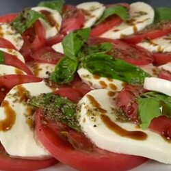 Салат «Капрезе» — просто и вкусно - Вкусные рецепты - медиаплатформа МирТесен