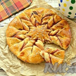 Пирог из слоёного дрожжевого теста с джемом - 12 пошаговых фото в рецепте